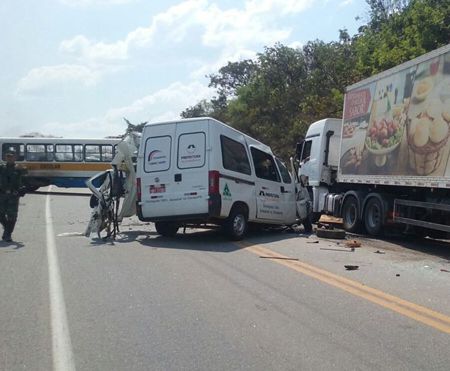 Ônibus escolar (Prefeitura) de Divinópolis e  Van colidem frontalmente deixando uma pessoa morta e crianças feridas